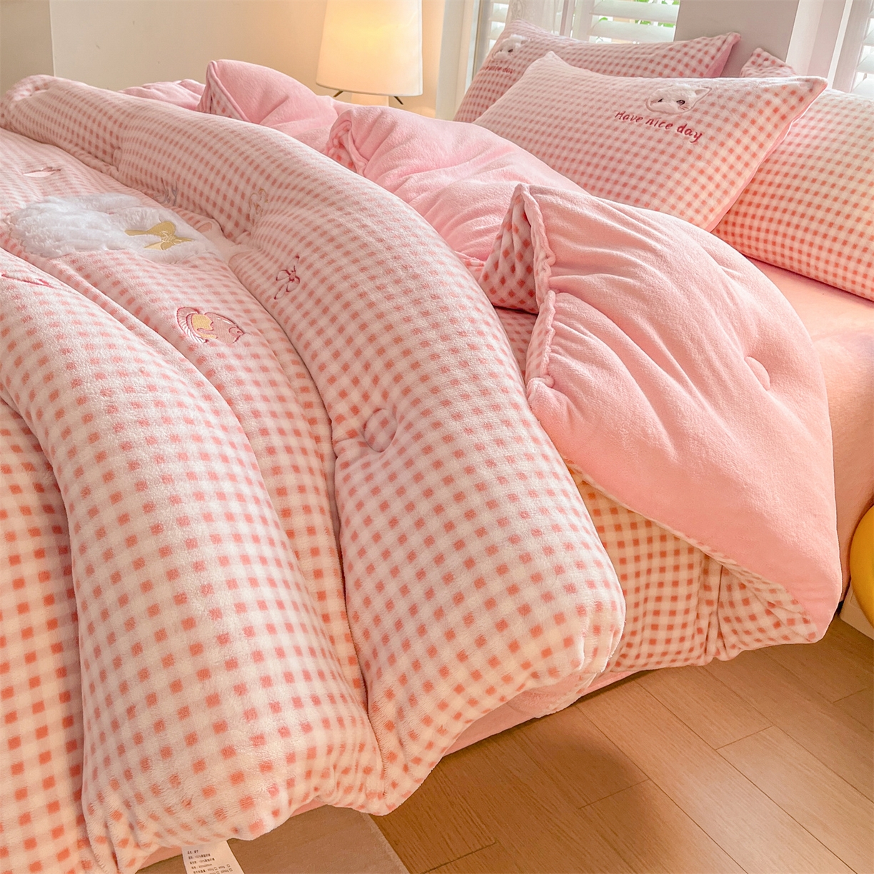 91家纺网 家纺一手货源 找家纺 换种生活 2025新款A类牛奶绒贴布绣冬被被子被芯 甜喵格-草莓粉