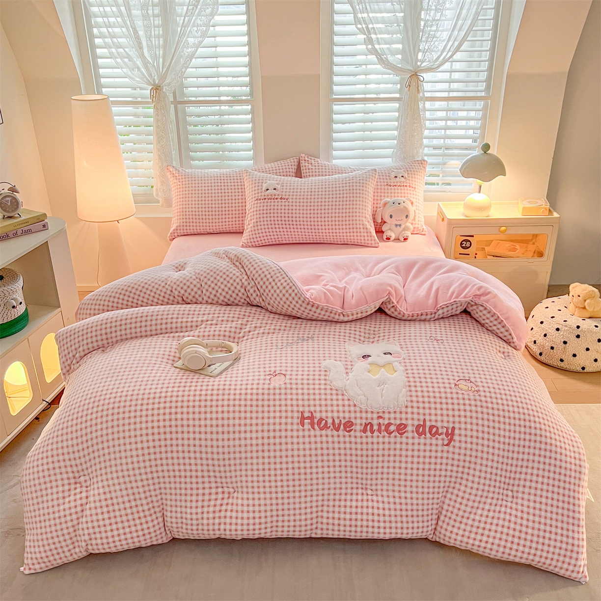 91家纺网 家纺一手货源 找家纺 换种生活 2025新款A类牛奶绒贴布绣冬被被子被芯 甜喵格-草莓粉