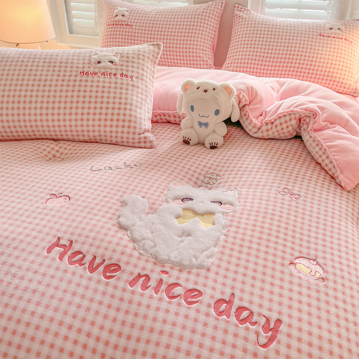 91家纺网 家纺一手货源 找家纺 换种生活 2025新款A类牛奶绒贴布绣冬被被子被芯 甜喵格-草莓粉