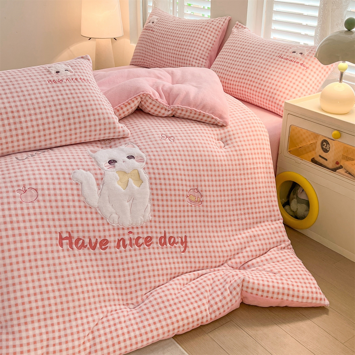 91家纺网 家纺一手货源 找家纺 换种生活 2025新款A类牛奶绒贴布绣冬被被子被芯 甜喵格-草莓粉