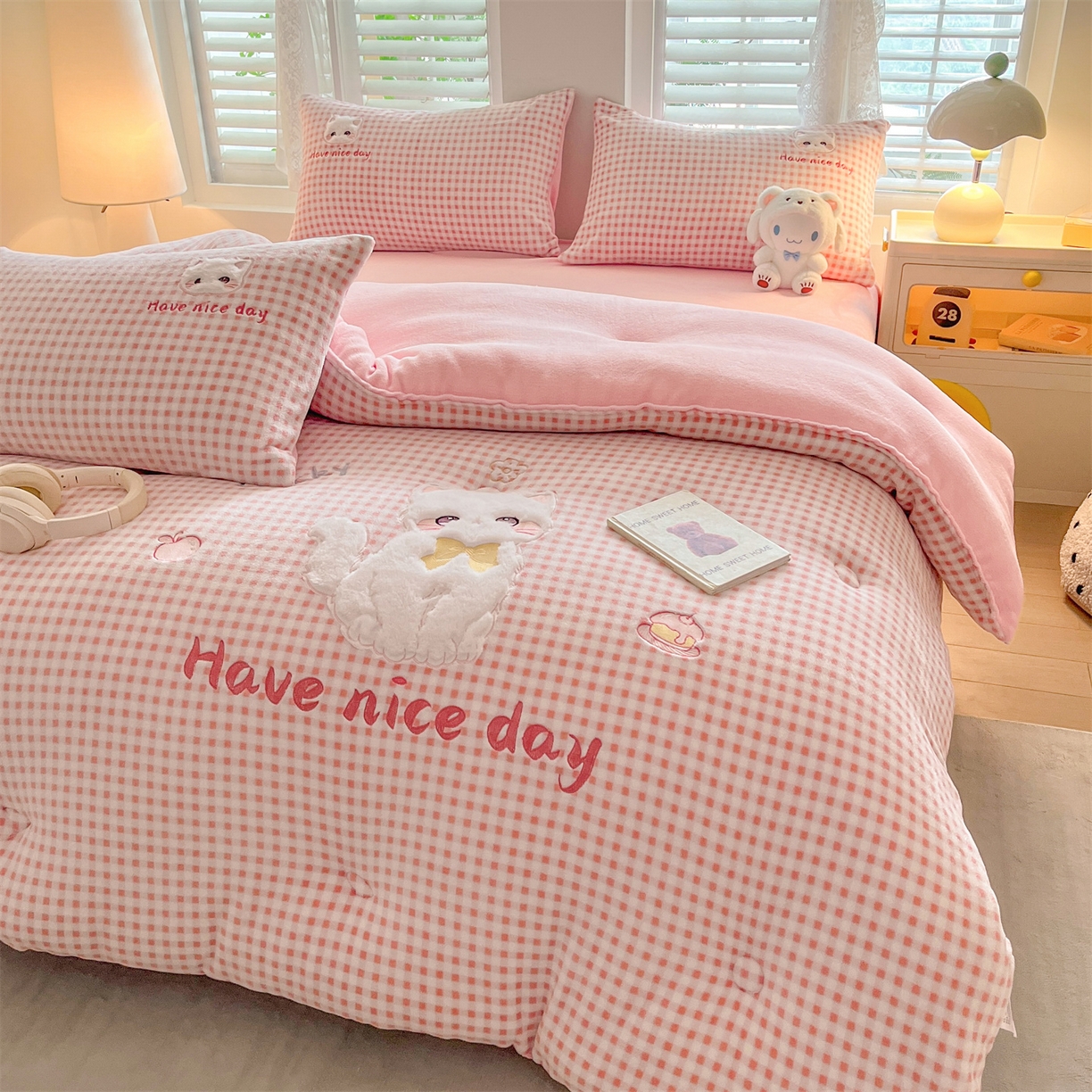 91家纺网 家纺一手货源 找家纺 换种生活 2025新款A类牛奶绒贴布绣冬被被子被芯 甜喵格-草莓粉