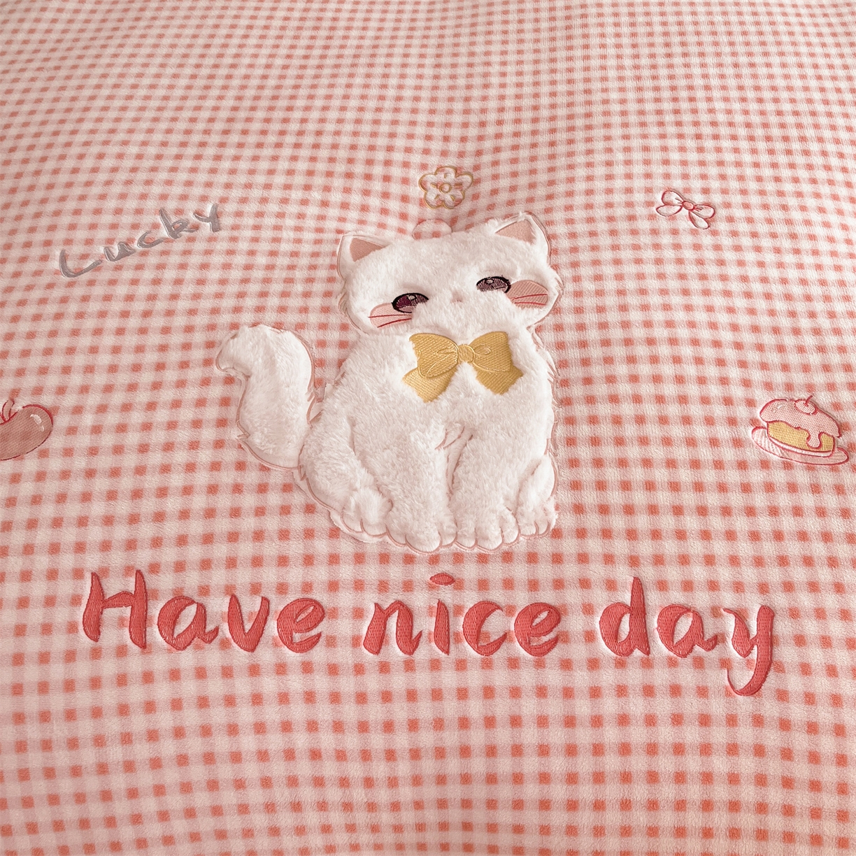 91家纺网 家纺一手货源 找家纺 换种生活 2025新款A类牛奶绒贴布绣冬被被子被芯 甜喵格-草莓粉