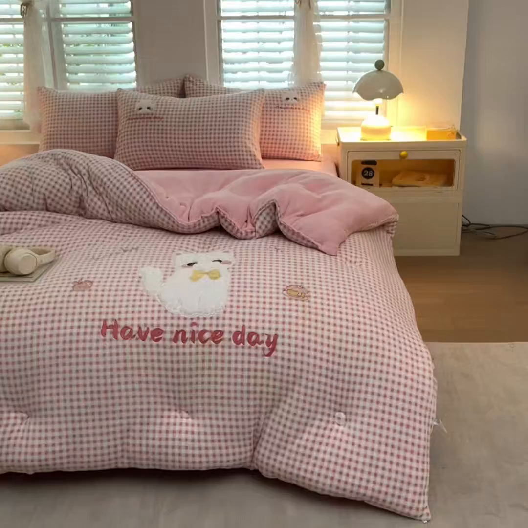 91家纺网 家纺一手货源 找家纺 换种生活 2025新款A类牛奶绒贴布绣冬被被子被芯 甜喵格-草莓粉