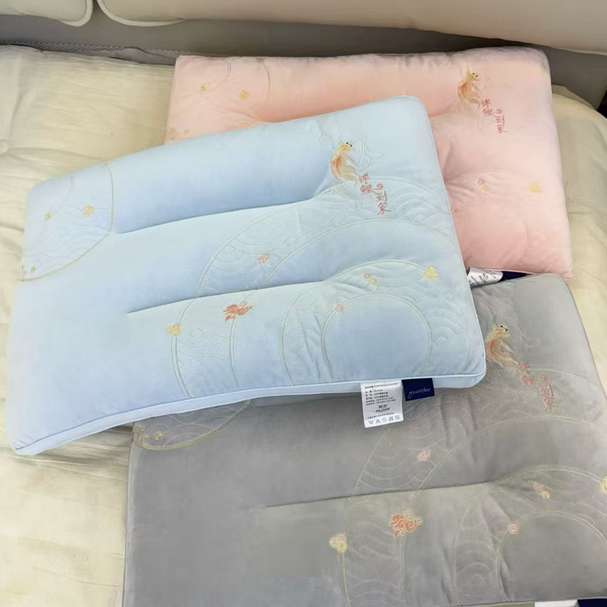 91家纺网 家纺一手货源 找家纺 宇诺家纺 2025新款舒适锦鲤到家系列枕头枕芯 粉色