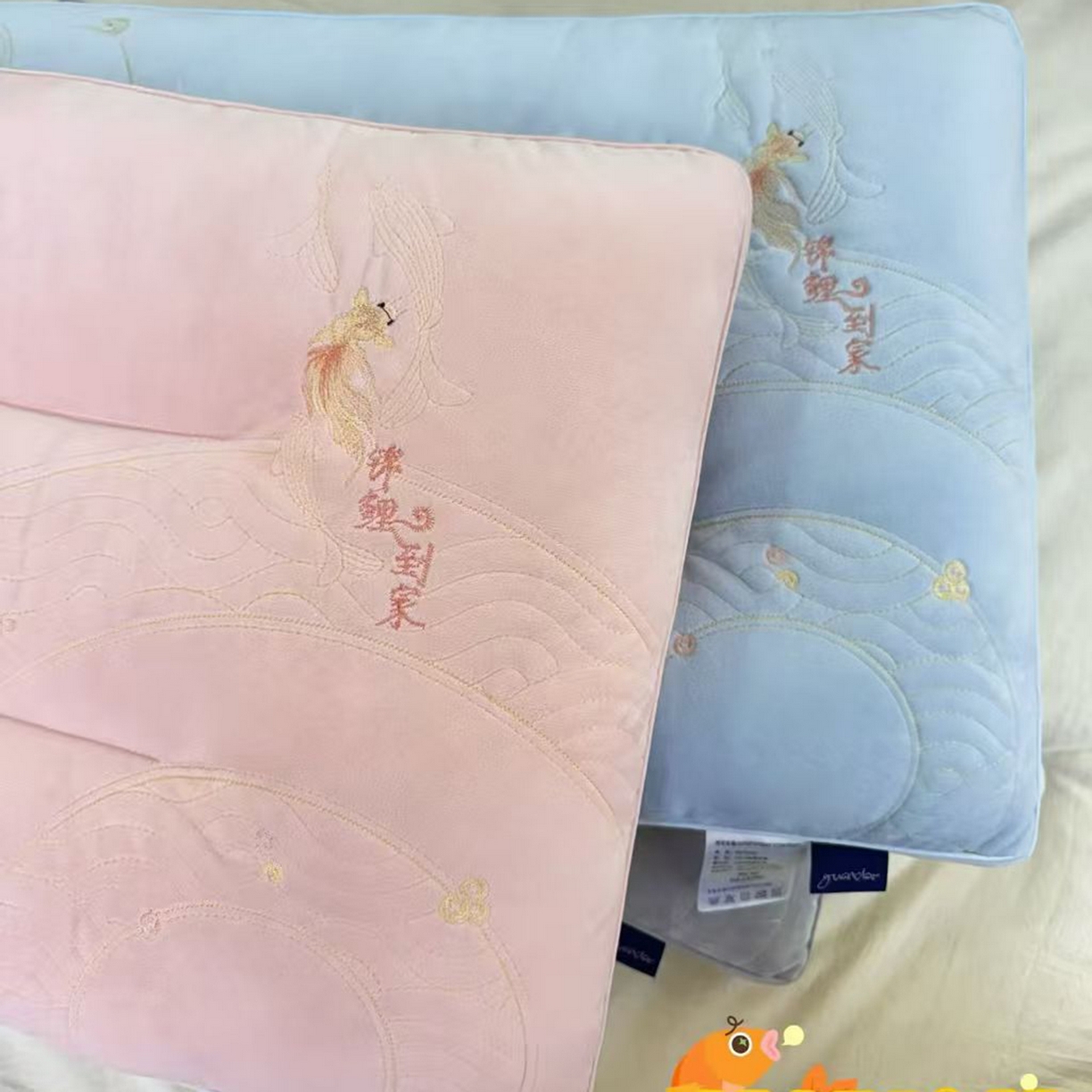 91家纺网 家纺一手货源 找家纺 宇诺家纺 2025新款舒适锦鲤到家系列枕头枕芯 蓝色