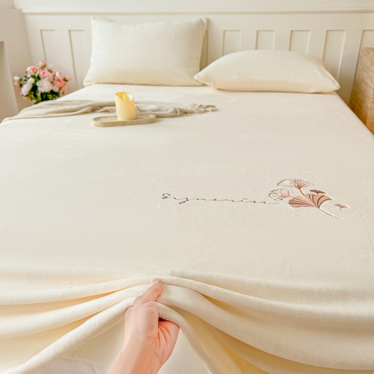 91家纺网 家纺一手货源 找家纺 卓缦家纺 2025新款秋冬牛奶绒刺绣床单加厚三件套单品 奶白