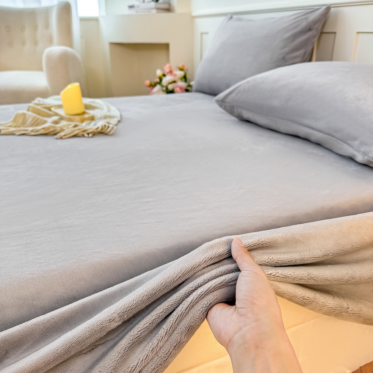 91家纺网 家纺一手货源 找家纺 卓缦家纺 2025新款秋冬牛奶绒刺绣床单加厚三件套单品 紫藤灰