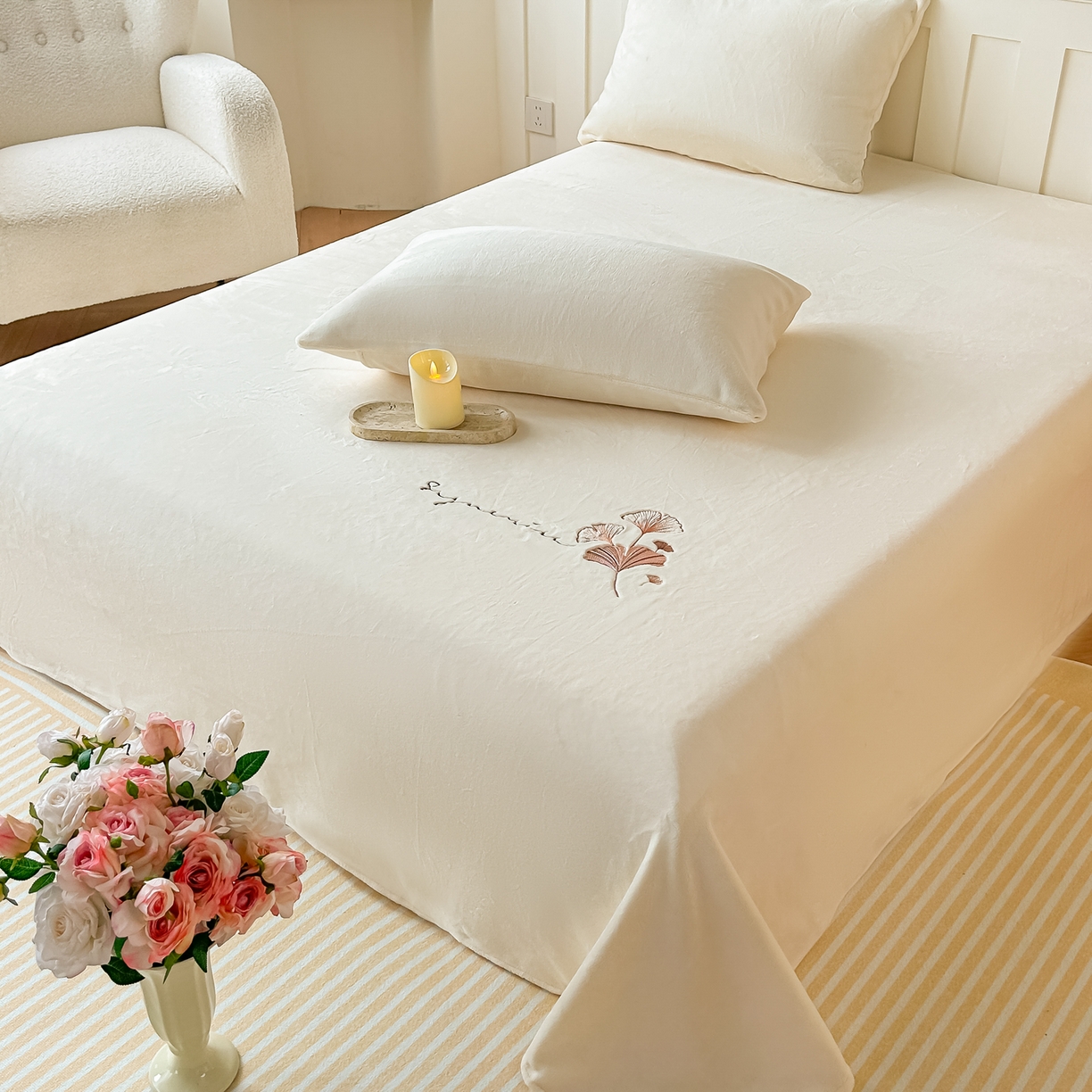 91家纺网 家纺一手货源 找家纺 卓缦家纺 2025新款秋冬牛奶绒刺绣床单加厚三件套单品 奶白