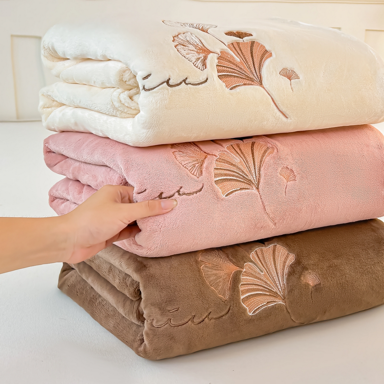 91家纺网 家纺一手货源 找家纺 卓缦家纺 2025新款秋冬牛奶绒刺绣床单加厚三件套单品 组合