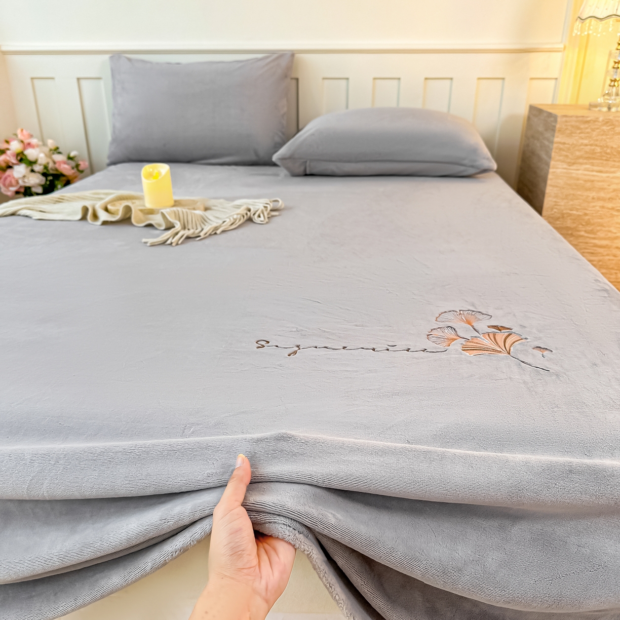 91家纺网 家纺一手货源 找家纺 卓缦家纺 2025新款秋冬牛奶绒刺绣床单加厚三件套单品 紫藤灰