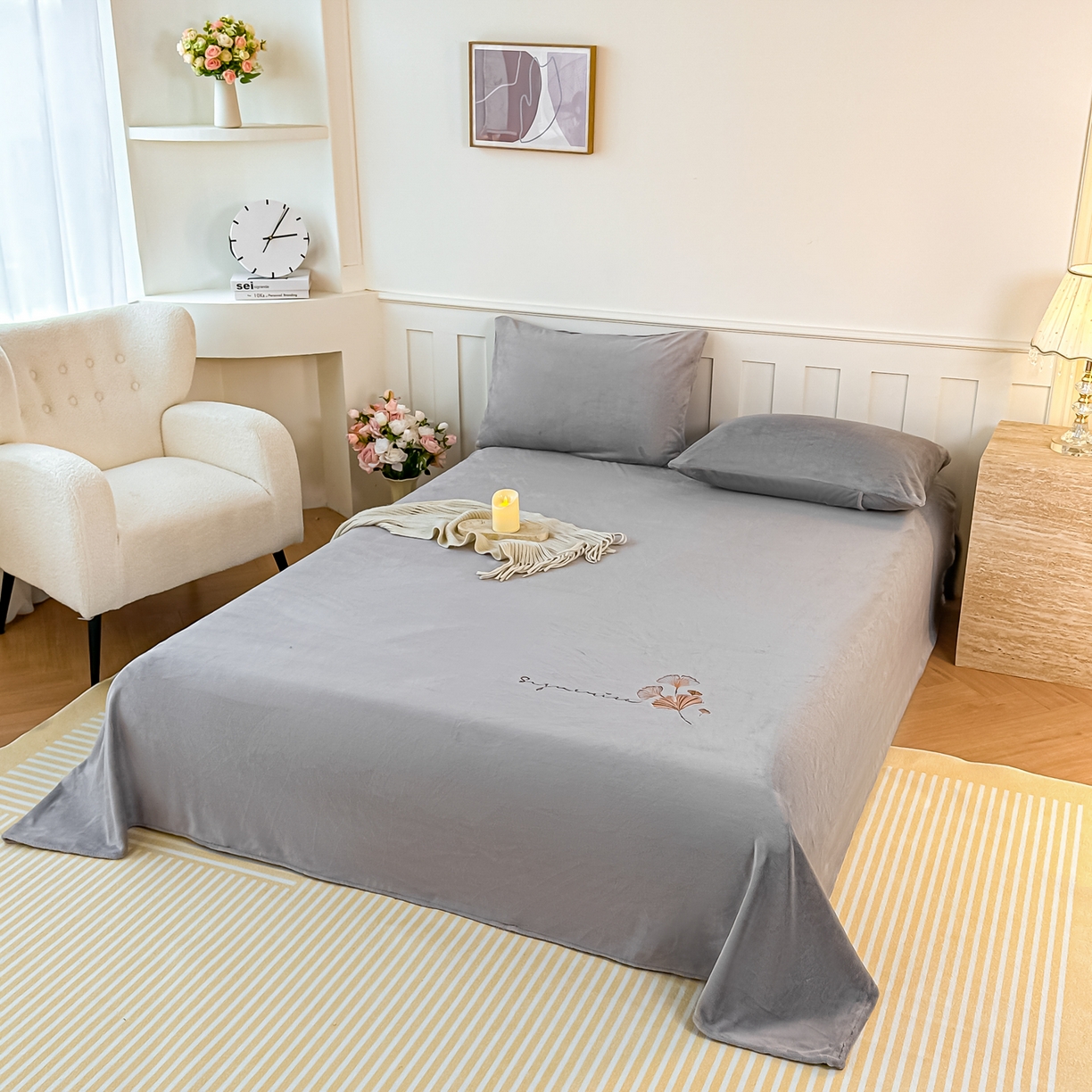 91家纺网 家纺一手货源 找家纺 卓缦家纺 2025新款秋冬牛奶绒刺绣床单加厚三件套单品 紫藤灰