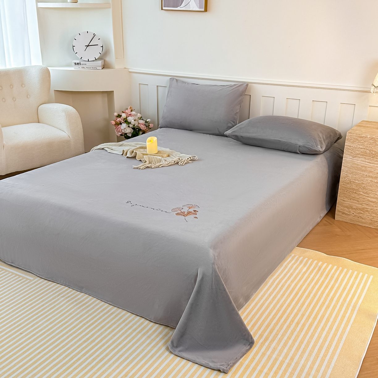 91家纺网 家纺一手货源 找家纺 卓缦家纺 2025新款秋冬牛奶绒刺绣床单加厚三件套单品 紫藤灰