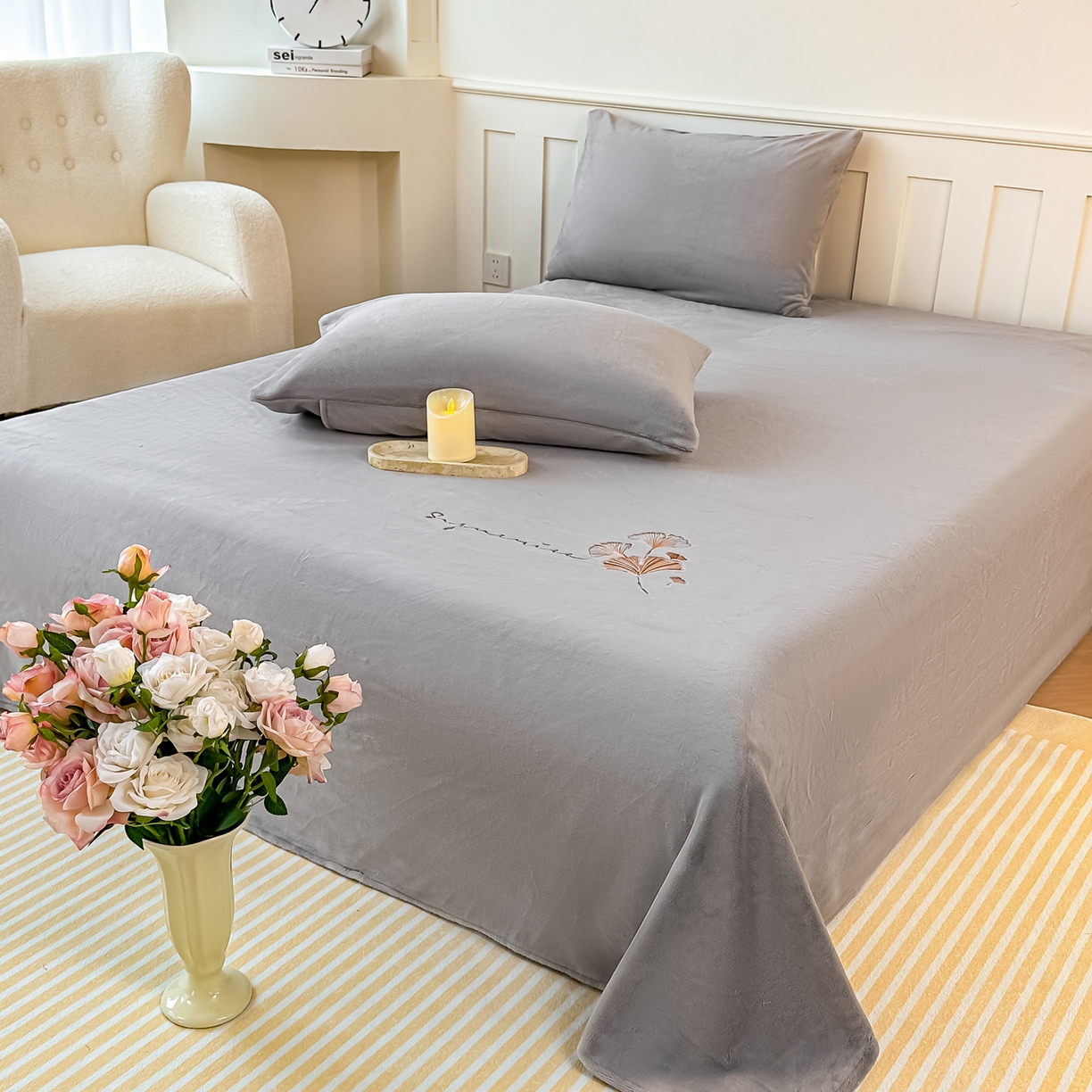 91家纺网 家纺一手货源 找家纺 卓缦家纺 2025新款秋冬牛奶绒刺绣床单加厚三件套单品 紫藤灰