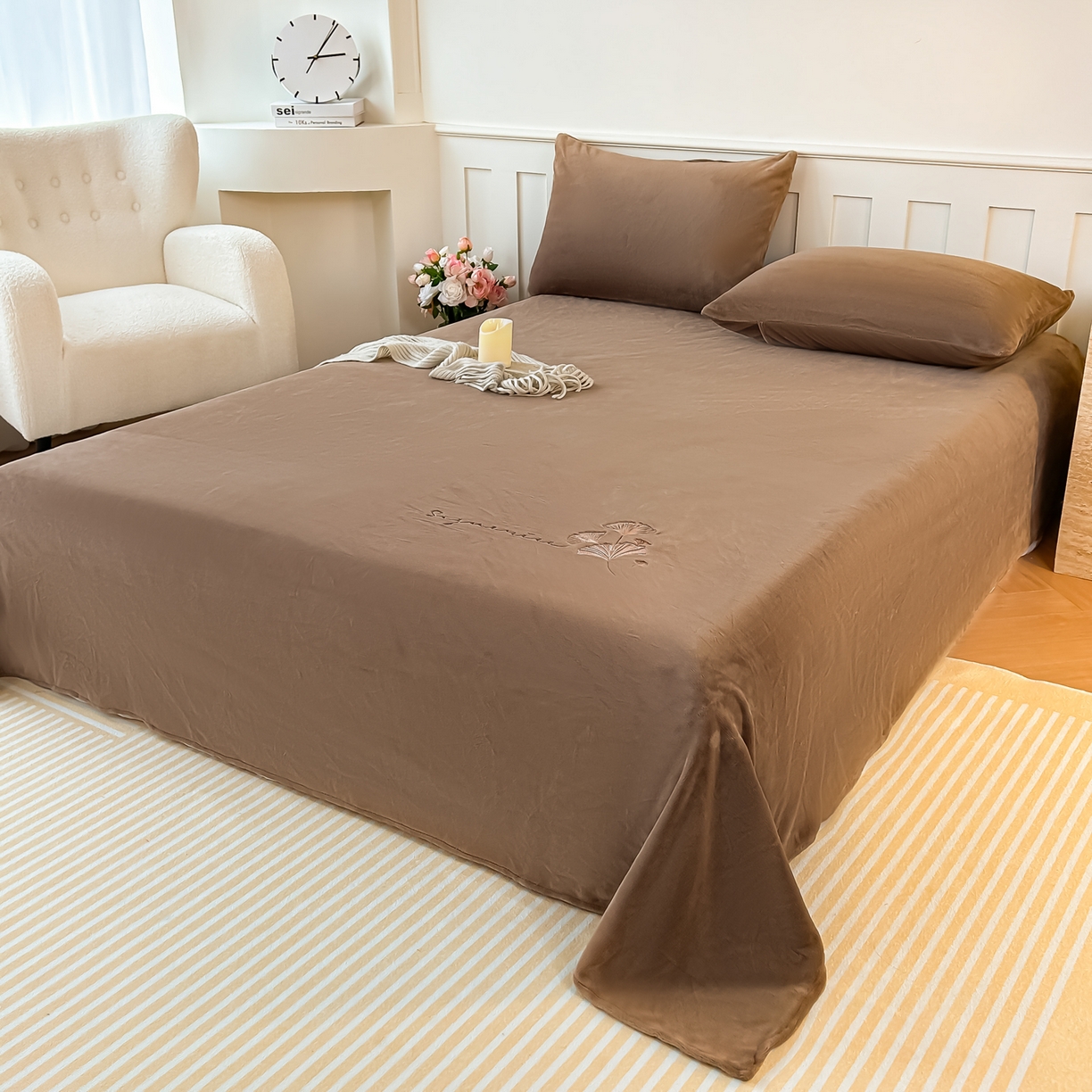 91家纺网 家纺一手货源 找家纺 卓缦家纺 2025新款秋冬牛奶绒刺绣床单加厚三件套单品 摩卡棕