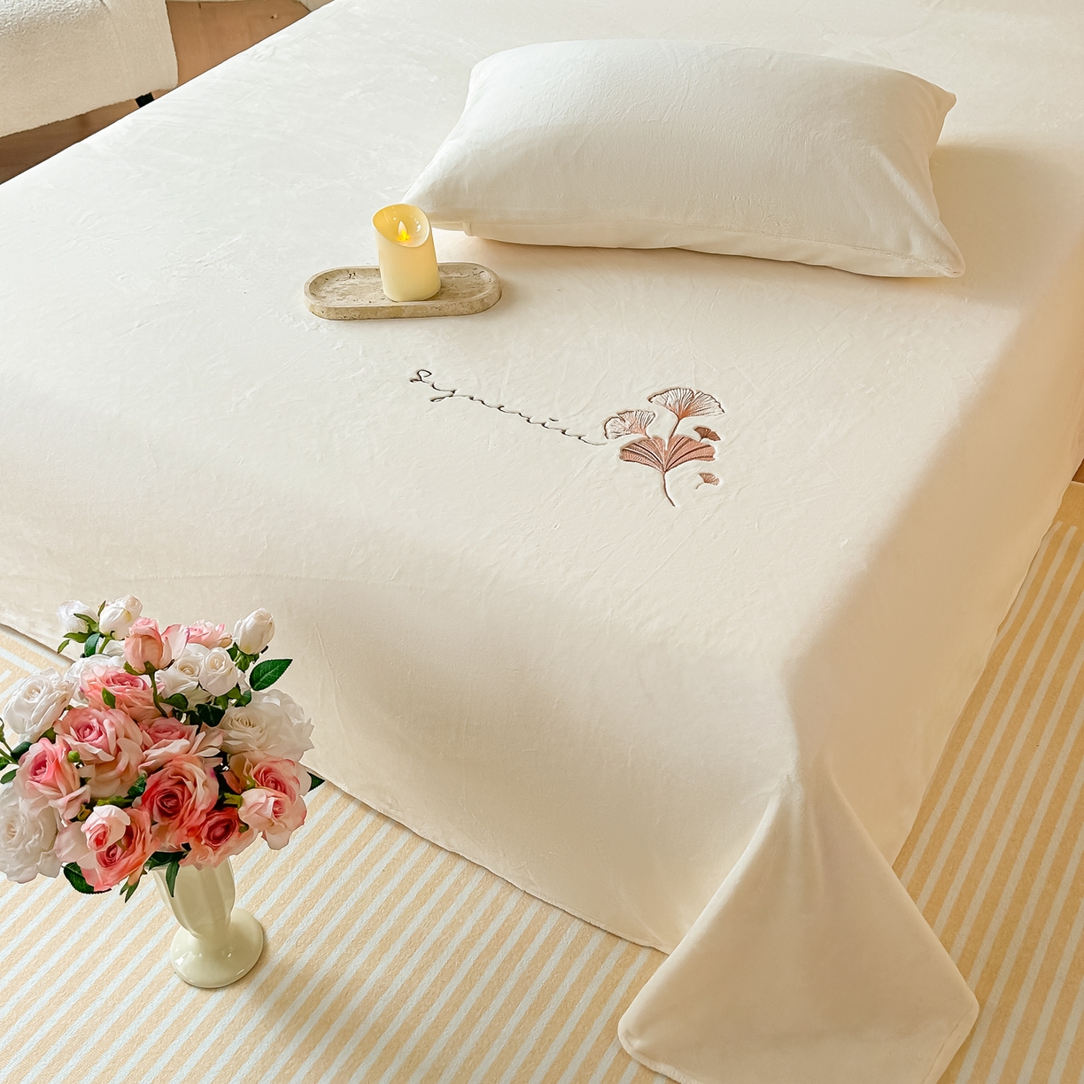 91家纺网 家纺一手货源 找家纺 卓缦家纺 2025新款秋冬牛奶绒刺绣床单加厚三件套单品 奶白