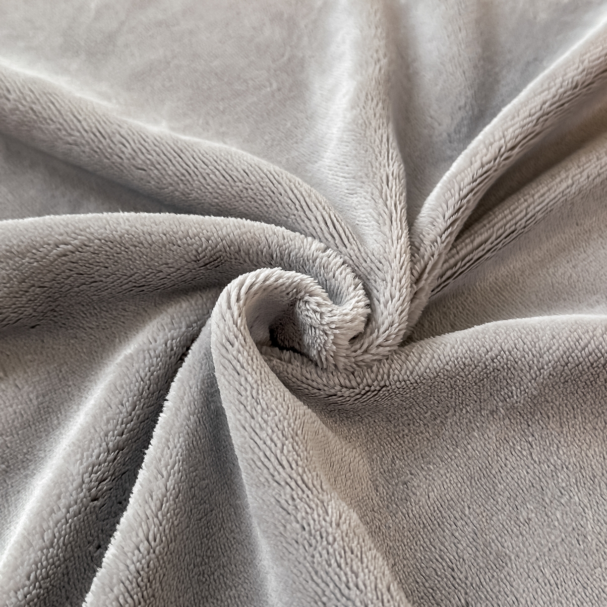 91家纺网 家纺一手货源 找家纺 卓缦家纺 2025新款秋冬牛奶绒刺绣床单加厚三件套单品 紫藤灰