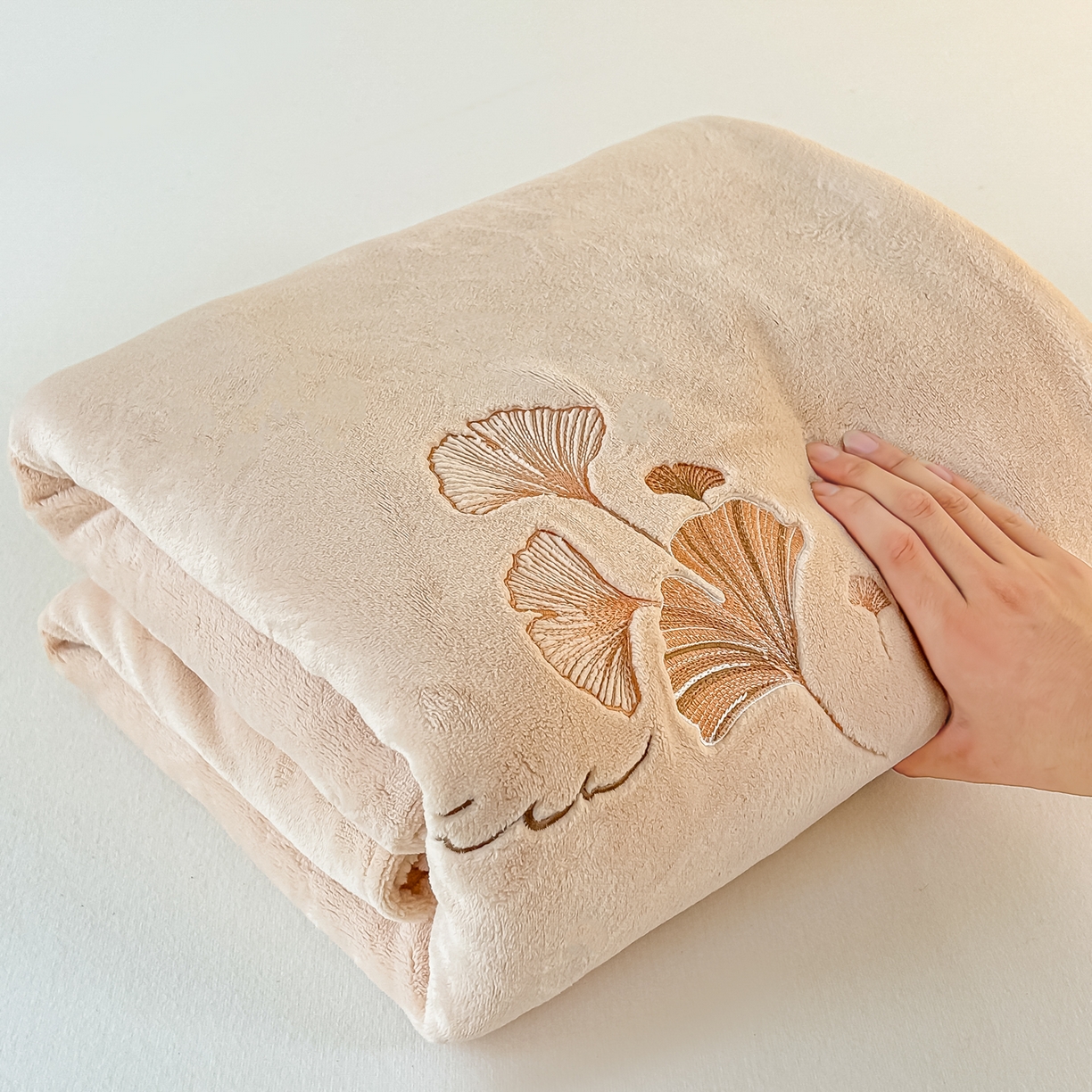 91家纺网 家纺一手货源 找家纺 卓缦家纺 2025新款秋冬牛奶绒刺绣床单加厚三件套单品 香槟