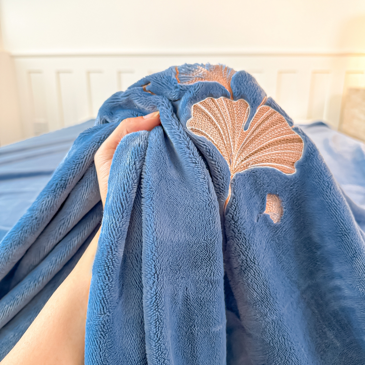 91家纺网 家纺一手货源 找家纺 卓缦家纺 2025新款秋冬牛奶绒刺绣床单加厚三件套单品 宾利蓝