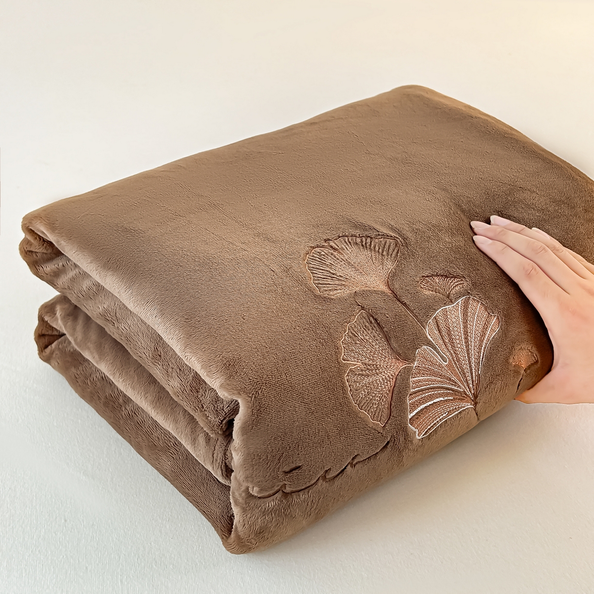 91家纺网 家纺一手货源 找家纺 卓缦家纺 2025新款秋冬牛奶绒刺绣床单加厚三件套单品 摩卡棕