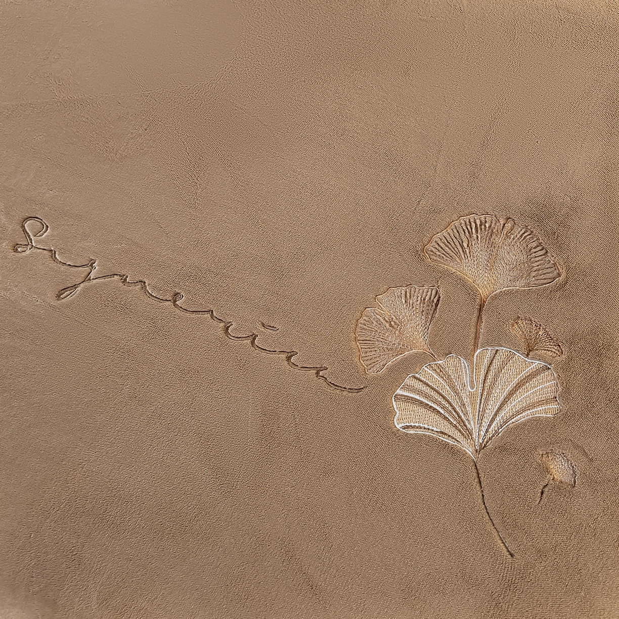 91家纺网 家纺一手货源 找家纺 卓缦家纺 2025新款秋冬牛奶绒刺绣床单加厚三件套单品 摩卡棕