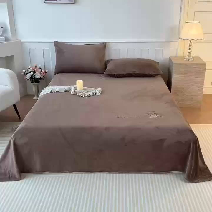 91家纺网 家纺一手货源 找家纺 卓缦家纺 2025新款秋冬牛奶绒刺绣床单加厚三件套单品 摩卡棕