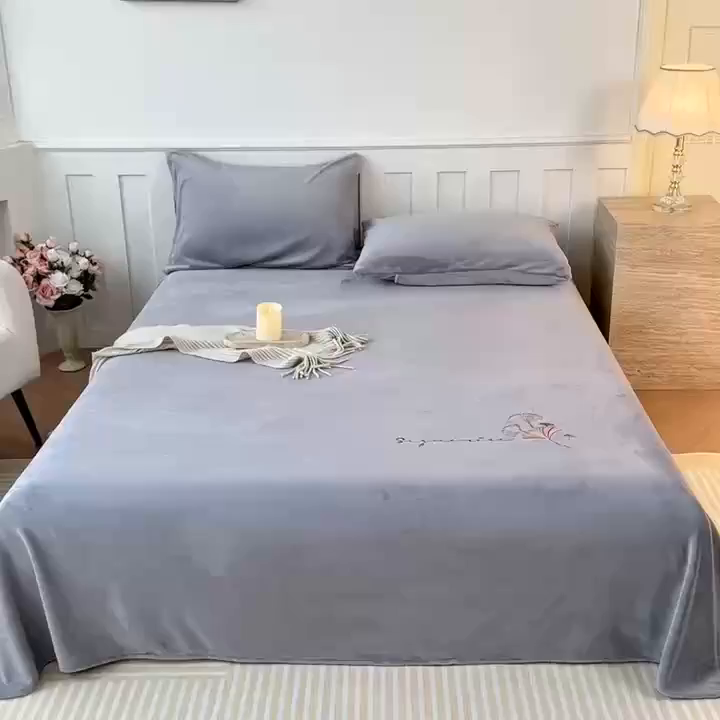 91家纺网 家纺一手货源 找家纺 卓缦家纺 2025新款秋冬牛奶绒刺绣床单加厚三件套单品 紫藤灰