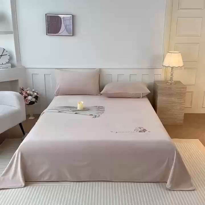 91家纺网 家纺一手货源 找家纺 卓缦家纺 2025新款秋冬牛奶绒刺绣床单加厚三件套单品 香槟