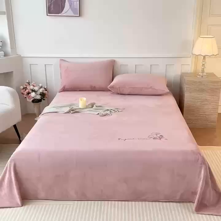 91家纺网 家纺一手货源 找家纺 卓缦家纺 2025新款秋冬牛奶绒刺绣床单加厚三件套单品 薄荷粉