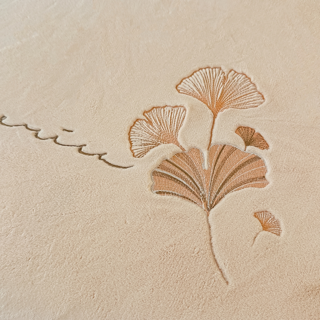 91家纺网 家纺一手货源 找家纺 卓缦家纺 2025新款秋冬牛奶绒刺绣床单加厚三件套单品 香槟