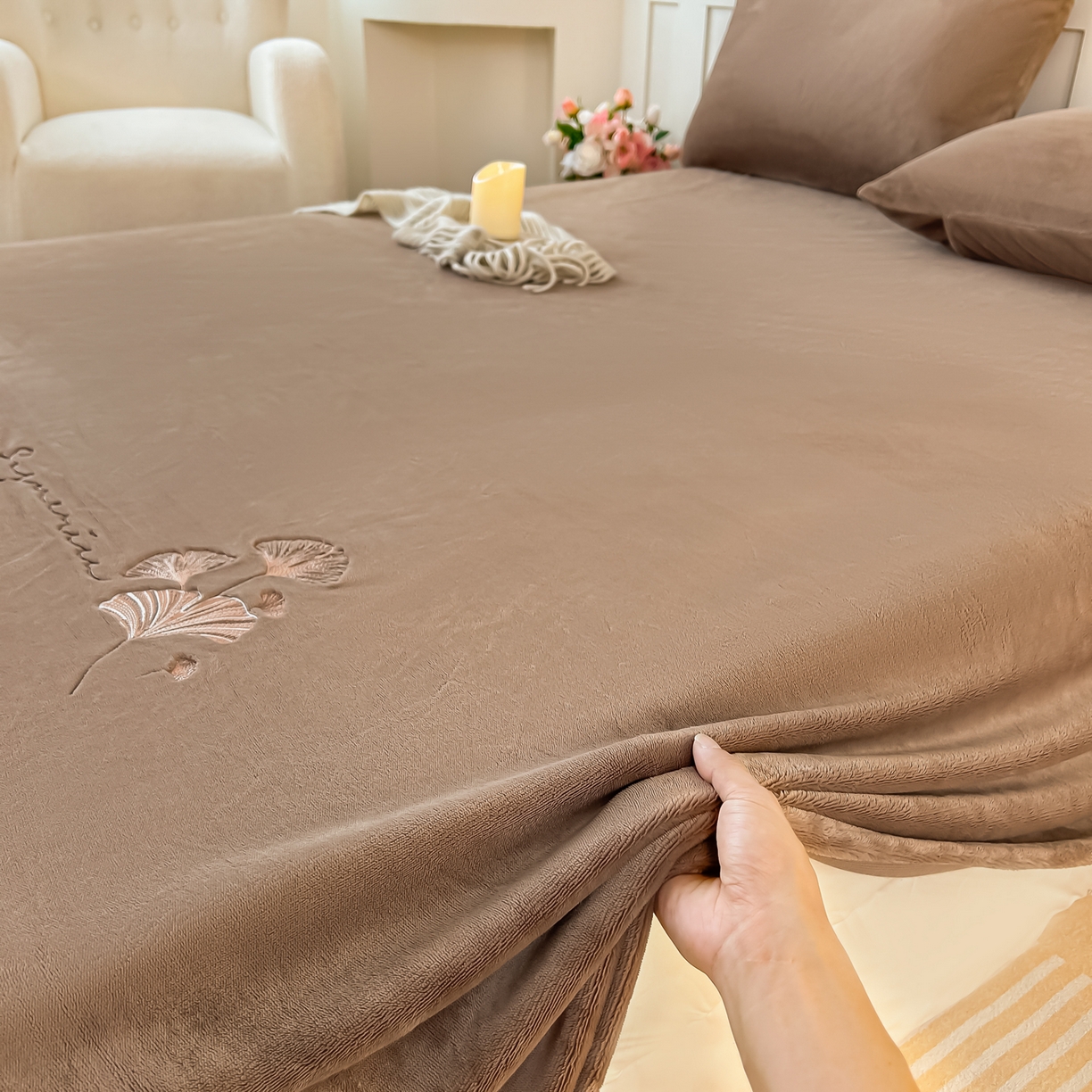 91家纺网 家纺一手货源 找家纺 卓缦家纺 2025新款秋冬牛奶绒刺绣床单加厚三件套单品 摩卡棕