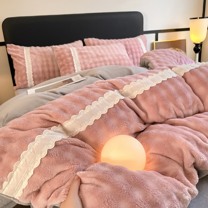 91家纺网 家纺一手货源 找家纺 云玲时尚 2025新款高克重泡泡牛奶绒单被套-泡芙 泡芙-粉灰