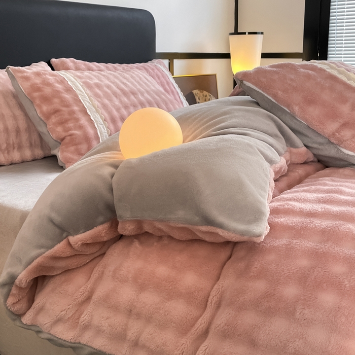 91家纺网 家纺一手货源 找家纺 云玲时尚 2025新款高克重泡泡牛奶绒单被套-泡芙 泡芙-粉灰