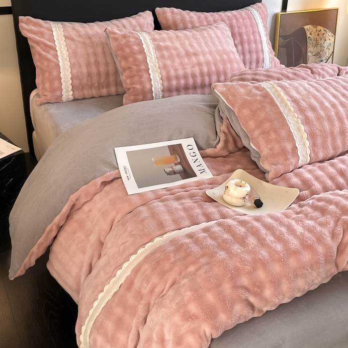 91家纺网 家纺一手货源 找家纺 云玲时尚 2025新款高克重泡泡牛奶绒单被套-泡芙 泡芙-粉灰