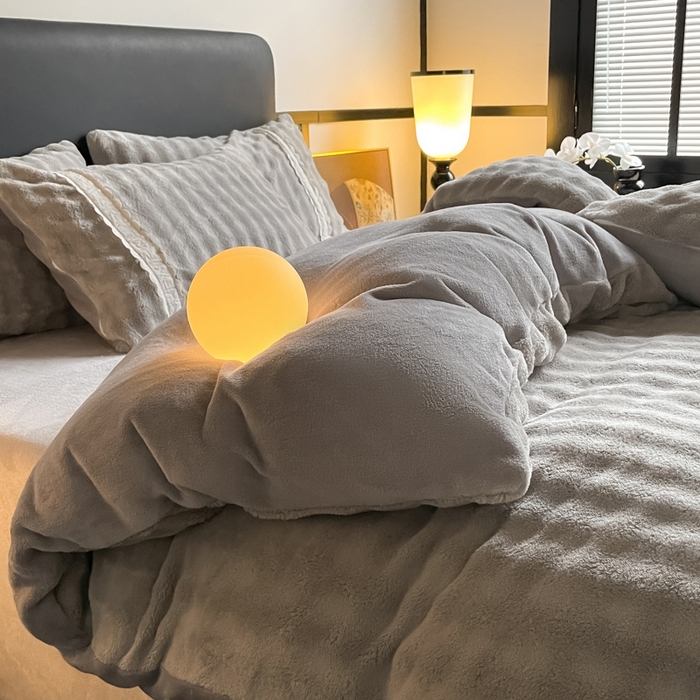 91家纺网 家纺一手货源 找家纺 云玲时尚 2025新款高克重泡泡牛奶绒单被套-泡芙 泡芙-浅灰