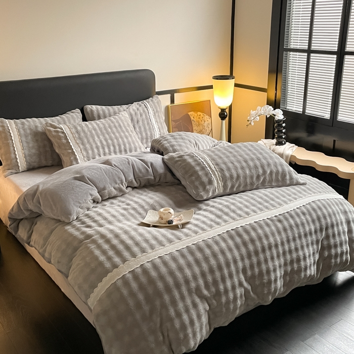 91家纺网 家纺一手货源 找家纺 云玲时尚 2025新款高克重泡泡牛奶绒单被套-泡芙 泡芙-浅灰