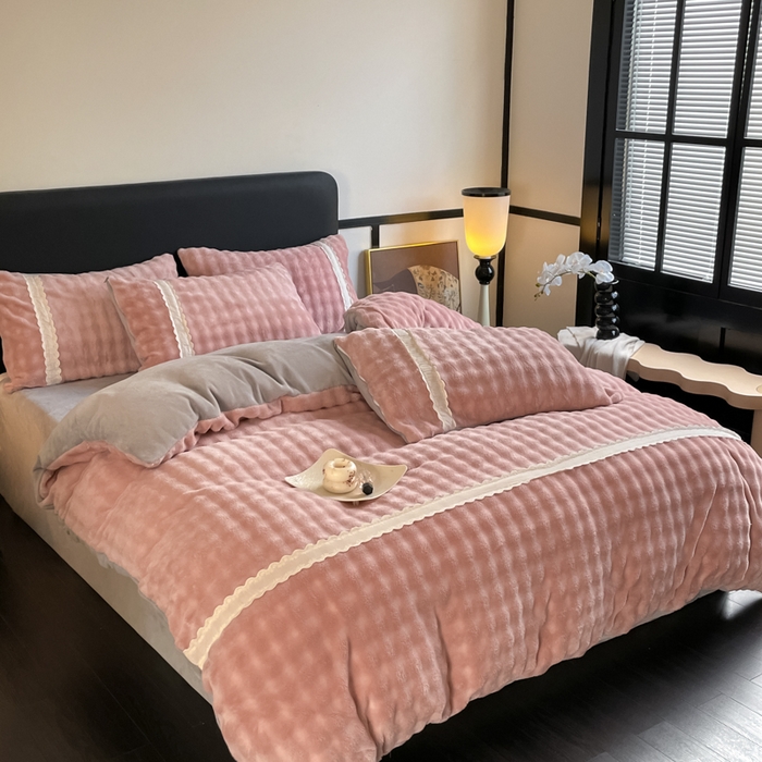 91家纺网 家纺一手货源 找家纺 云玲时尚 2025新款高克重泡泡牛奶绒单被套-泡芙 泡芙-粉灰