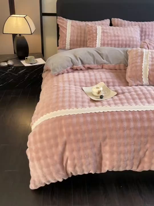 91家纺网 家纺一手货源 找家纺 云玲时尚 2025新款高克重泡泡牛奶绒单被套-泡芙 泡芙-粉灰