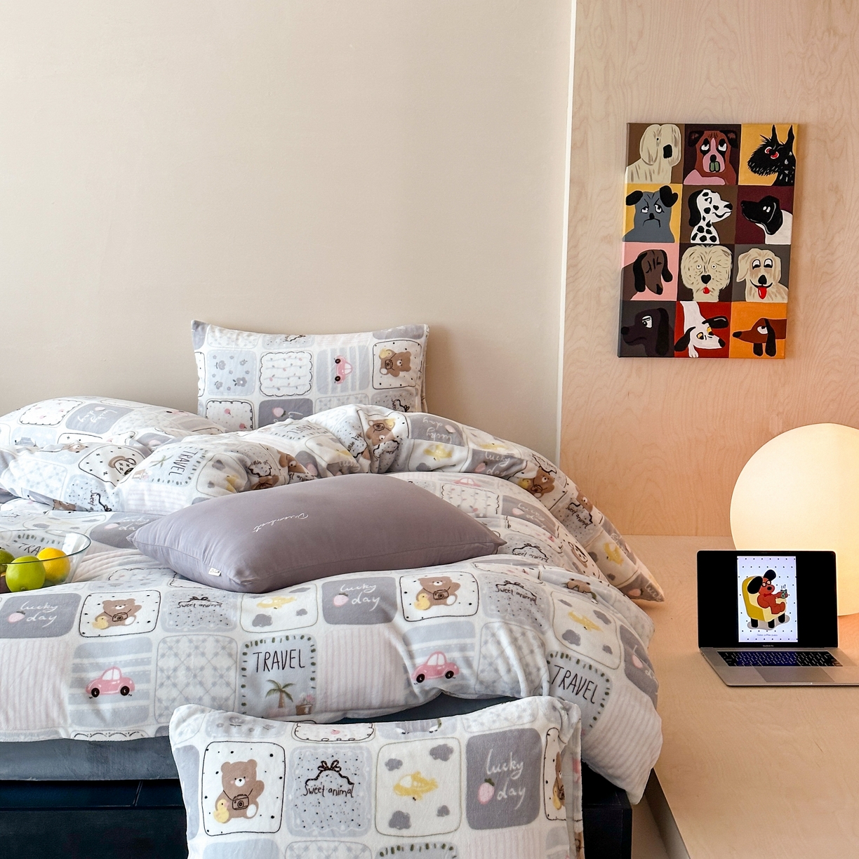 91家纺网 家纺一手货源 找家纺 时光里 2025新款230克全消光印花10色专版花型四件套 缤纷熊