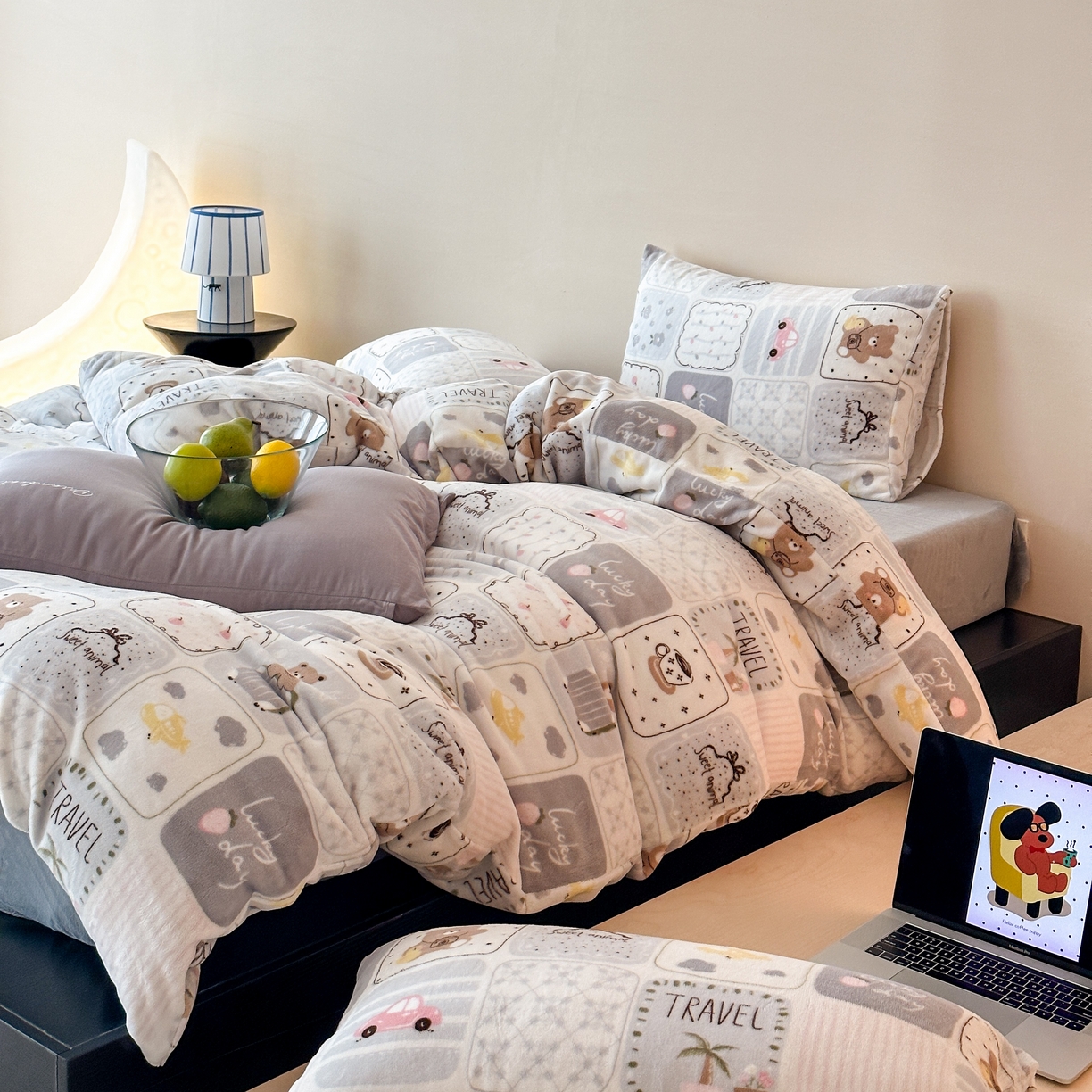 91家纺网 家纺一手货源 找家纺 时光里 2025新款230克全消光印花10色专版花型四件套 缤纷熊