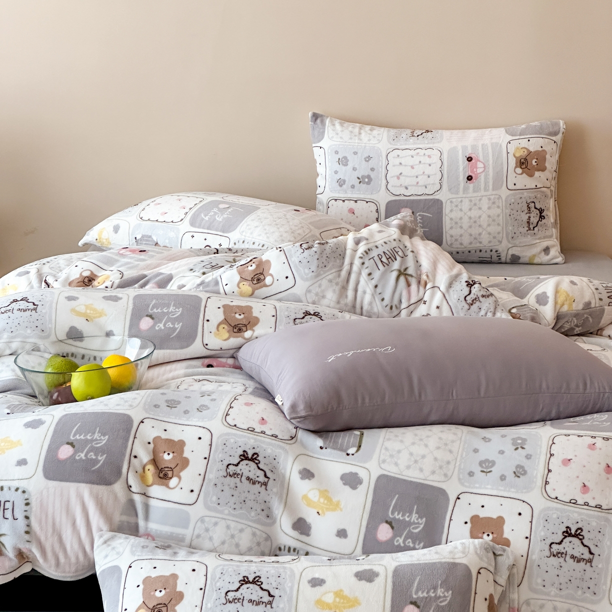 91家纺网 家纺一手货源 找家纺 时光里 2025新款230克全消光印花10色专版花型四件套 缤纷熊