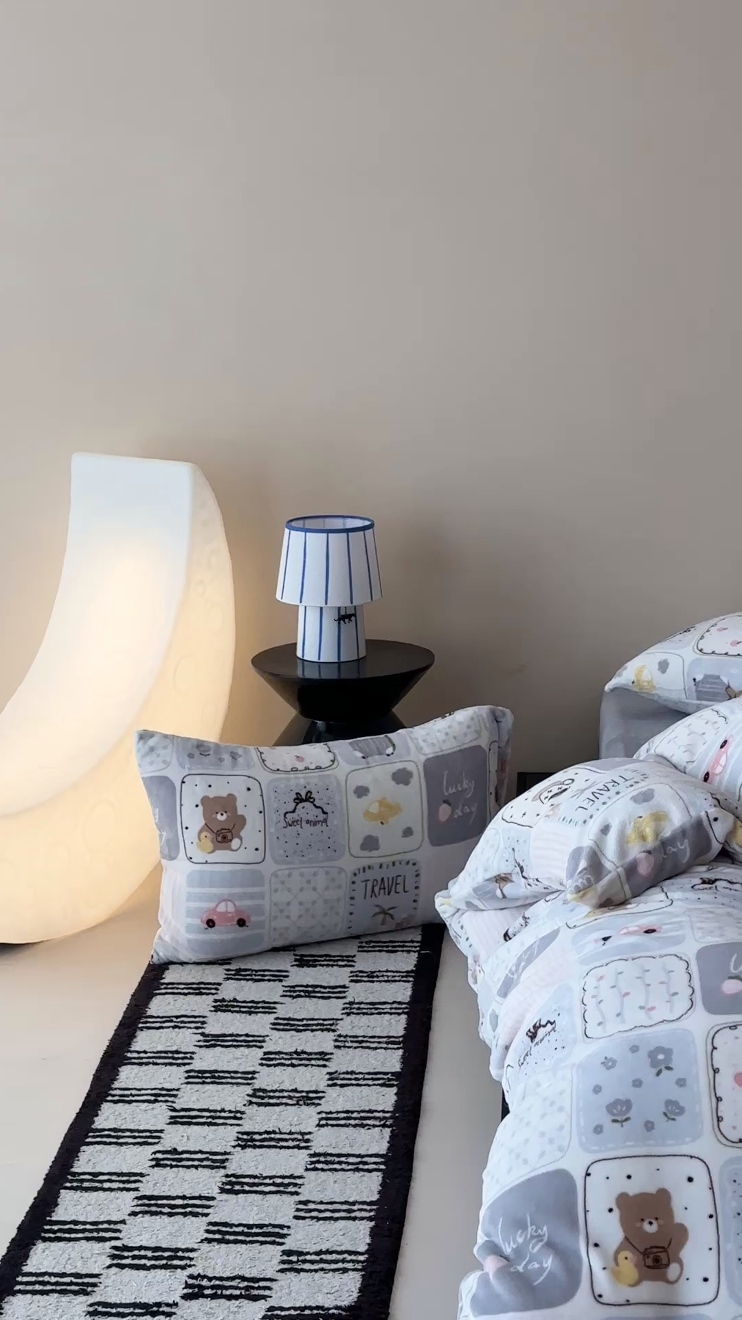 91家纺网 家纺一手货源 找家纺 时光里 2025新款230克全消光印花10色专版花型四件套 缤纷熊