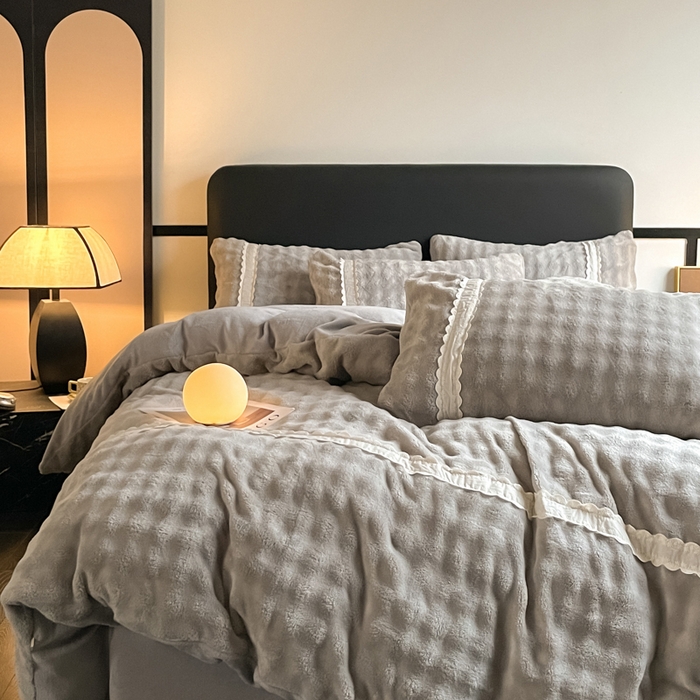 91家纺网 家纺一手货源 找家纺 云玲时尚 2025新款高克重泡泡牛奶绒四件套-泡芙 泡芙-浅灰