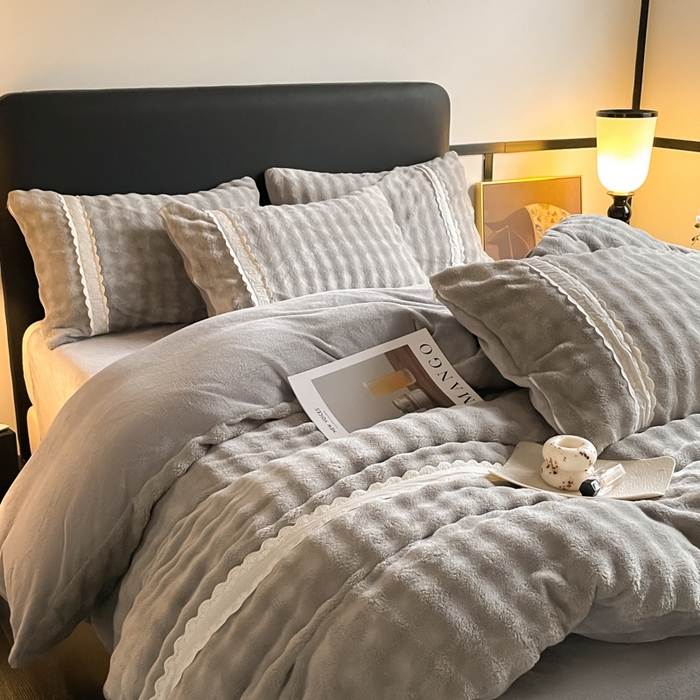 91家纺网 家纺一手货源 找家纺 云玲时尚 2025新款高克重泡泡牛奶绒四件套-泡芙 泡芙-浅灰