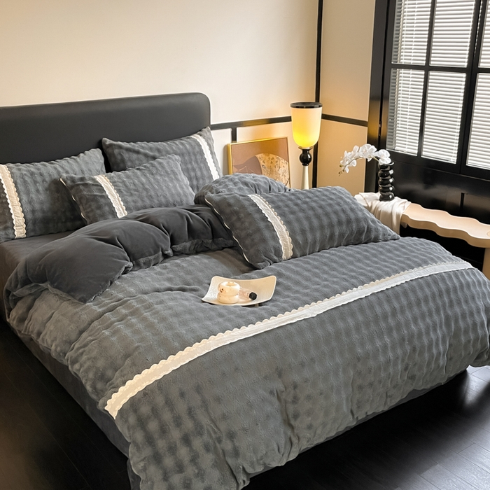 91家纺网 家纺一手货源 找家纺 云玲时尚 2025新款高克重泡泡牛奶绒四件套-泡芙 泡芙-深灰