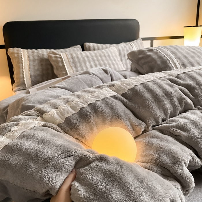 91家纺网 家纺一手货源 找家纺 云玲时尚 2025新款高克重泡泡牛奶绒四件套-泡芙 泡芙-浅灰