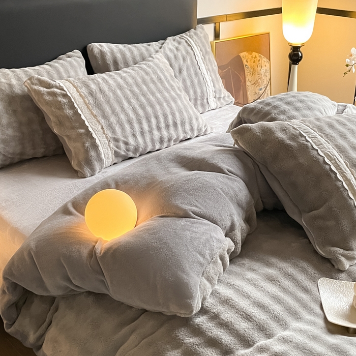 91家纺网 家纺一手货源 找家纺 云玲时尚 2025新款高克重泡泡牛奶绒四件套-泡芙 泡芙-浅灰