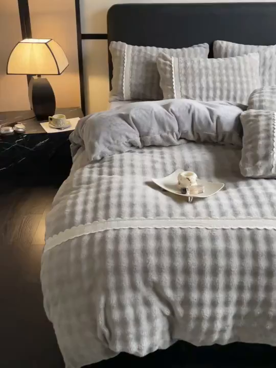91家纺网 家纺一手货源 找家纺 云玲时尚 2025新款高克重泡泡牛奶绒四件套-泡芙 泡芙-浅灰