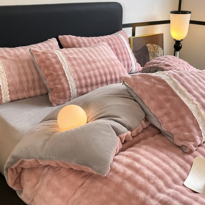 91家纺网 家纺一手货源 找家纺 云玲时尚 2025新款高克重泡泡牛奶绒四件套-泡芙 泡芙-粉灰