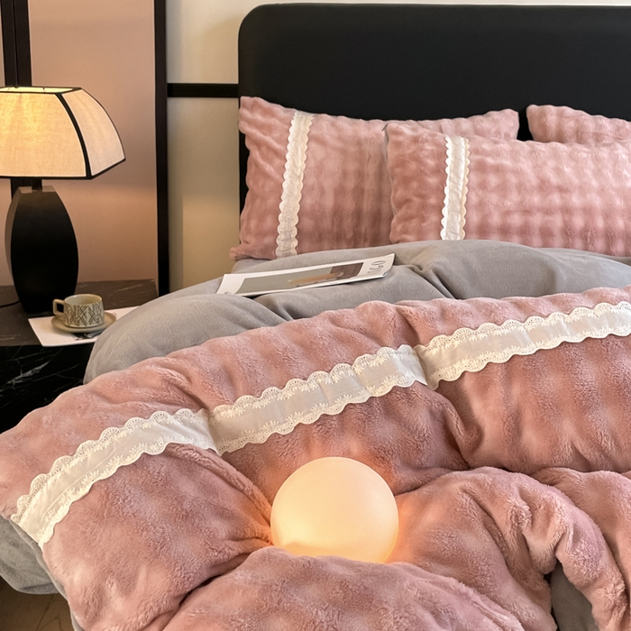 91家纺网 家纺一手货源 找家纺 云玲时尚 2025新款高克重泡泡牛奶绒四件套-泡芙 泡芙-粉灰