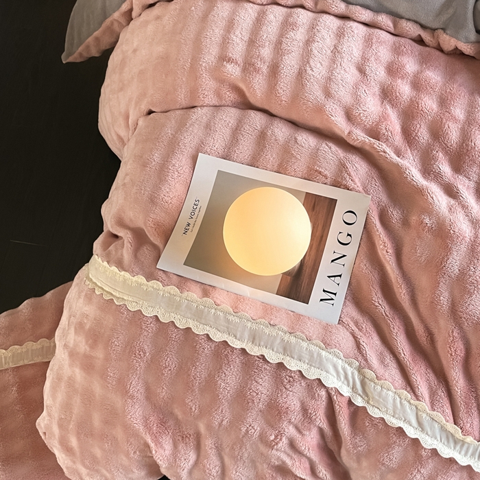 91家纺网 家纺一手货源 找家纺 云玲时尚 2025新款高克重泡泡牛奶绒四件套-泡芙 泡芙-粉灰